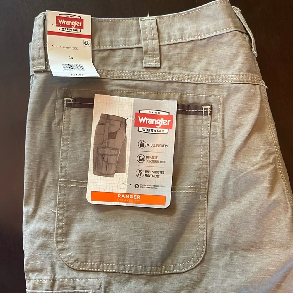 NWT: Wrangler Workwear Ranger Relaxed Fit, size 44, shorts